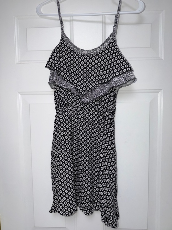 Xhilaration Dresses & Skirts - Xhilaration Black & White Geometric Ruffle Mini Dress